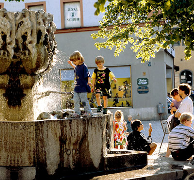Kinder am Brunnen  - Bildquelle "Tourismusverband Ostbayern"