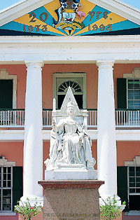 Geschichte - Queen Victoria Denkaml in Nassau  Bahamas Tourist Office